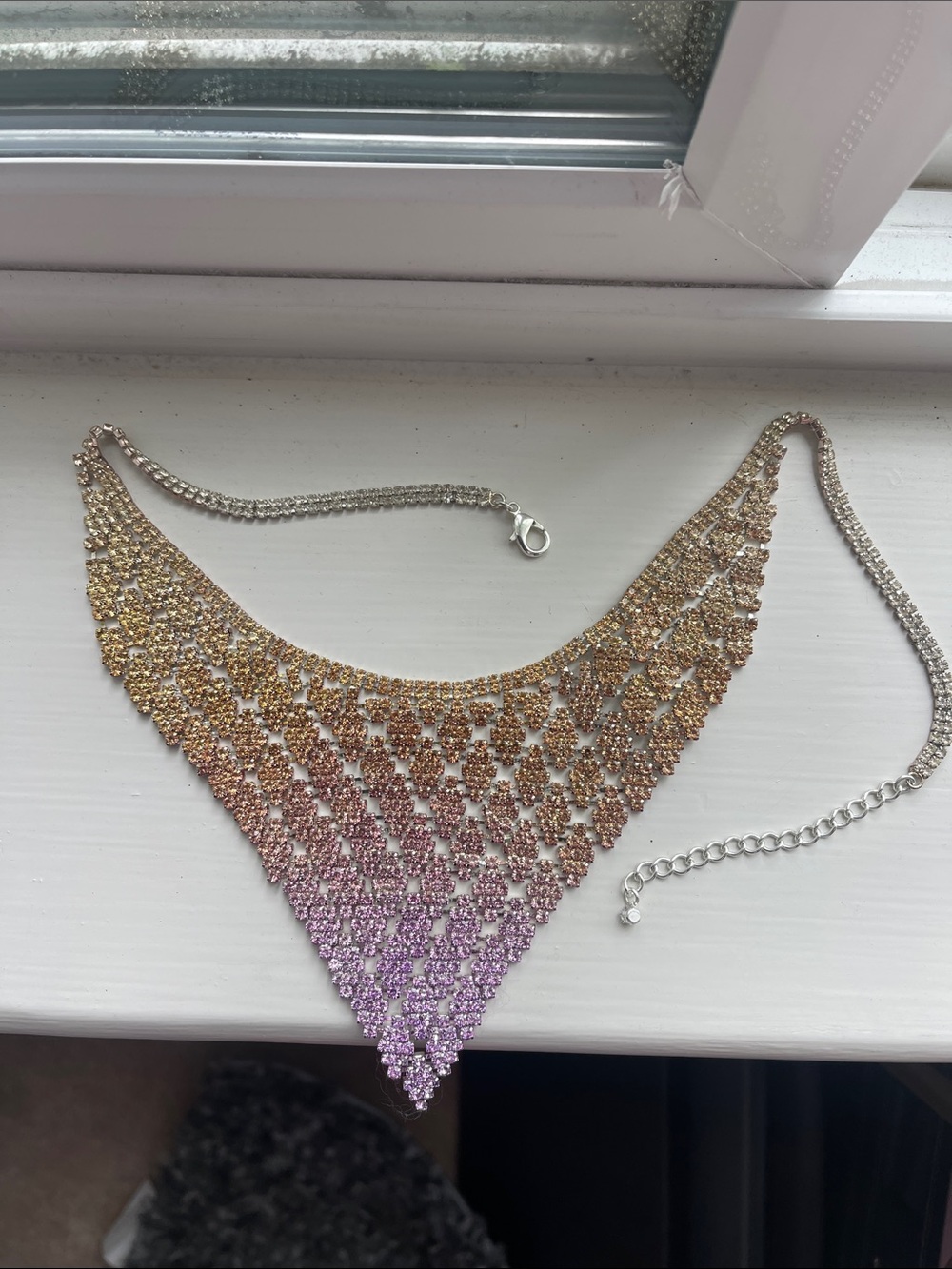 Rhinestone Gradient V-Shaped Statement Necklace - Pink to Gold